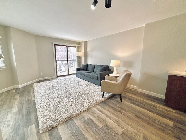 Building Photo - Beautiful 1 bed 1 bath executive condo! Heated parking, gym, sauna!