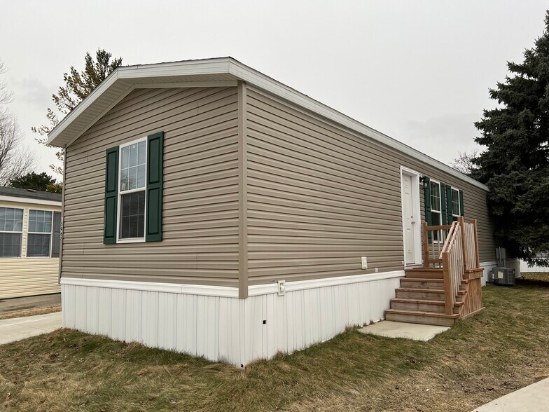 Building Photo - 15962 Villaire Ave