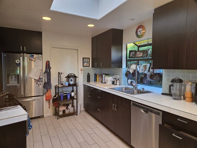 Building Photo - Wonderful Mid Century Home available for lease