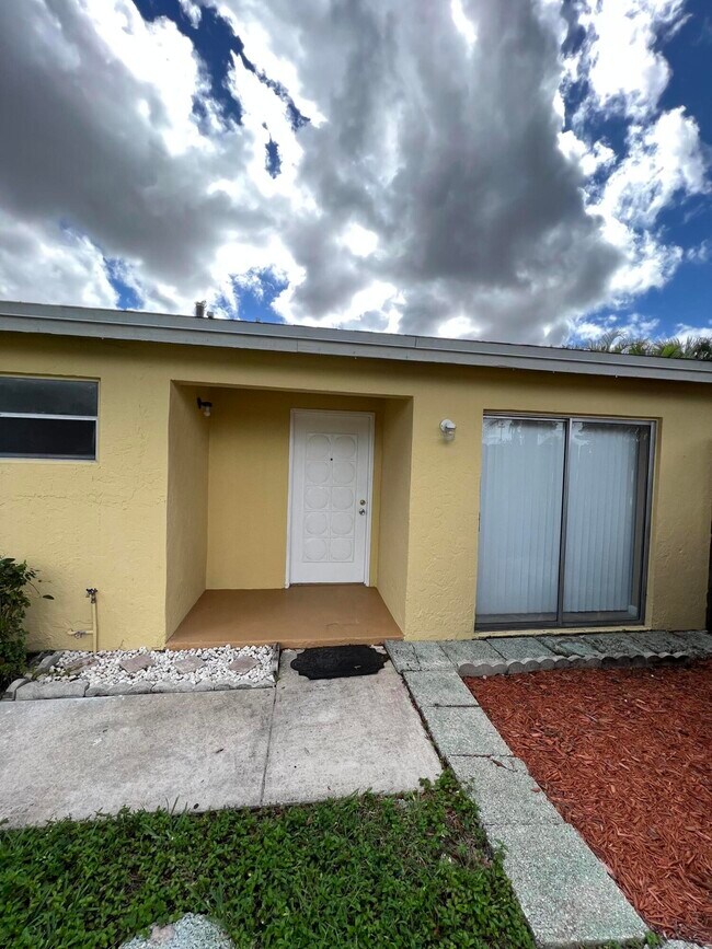 Building Photo - 210 Sparrow Dr