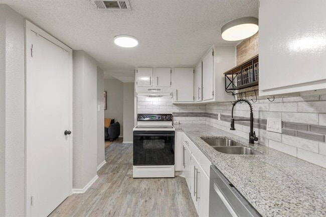 Building Photo - 6405 Chimney Creek Cir