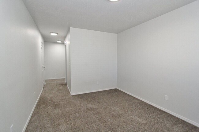 Building Photo - Single-Level Home In Quiet Neighborhood