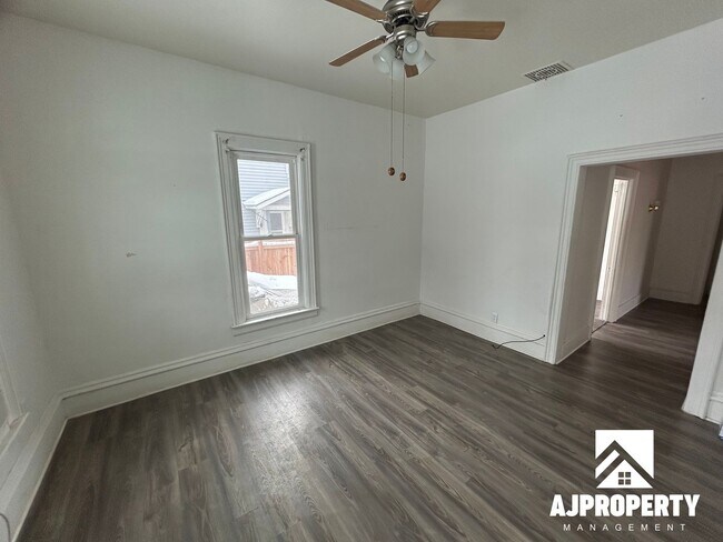 Building Photo - 421 S Prairie Ave