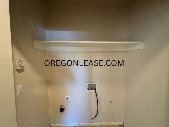 Building Photo - 3 bedroom North Eugene duplex home with full sized garage