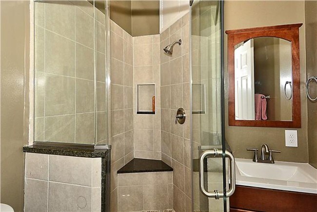 Building Photo - 817 6th St NW