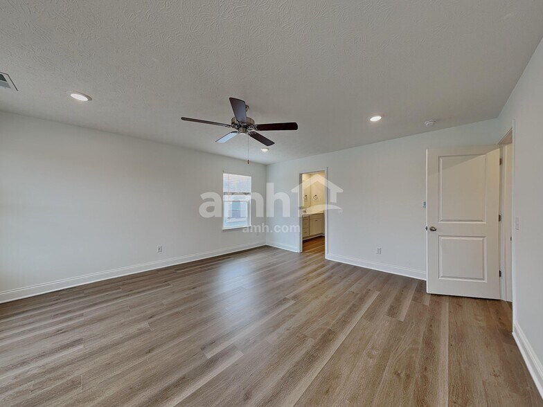 Building Photo - 9025 Henley Ave