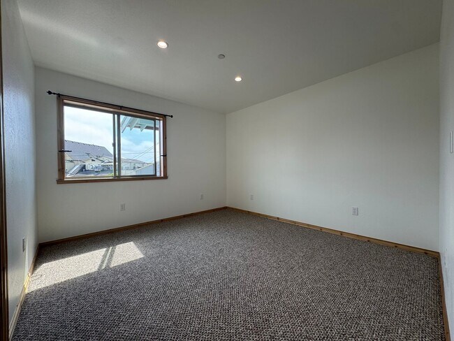 Building Photo - 514 Shaw Ave