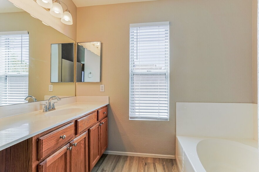 Building Photo - 510 N Danyell Dr