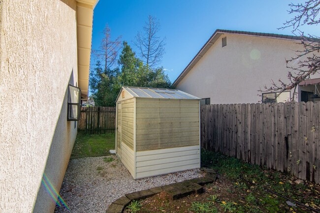 Building Photo - Beautiful Home in Country Heights!