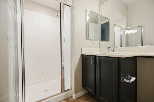 Building Photo - Beautiful 2 bd/2 bath condo in luxury gated Summerlin community ON TPC GOLF COURSE