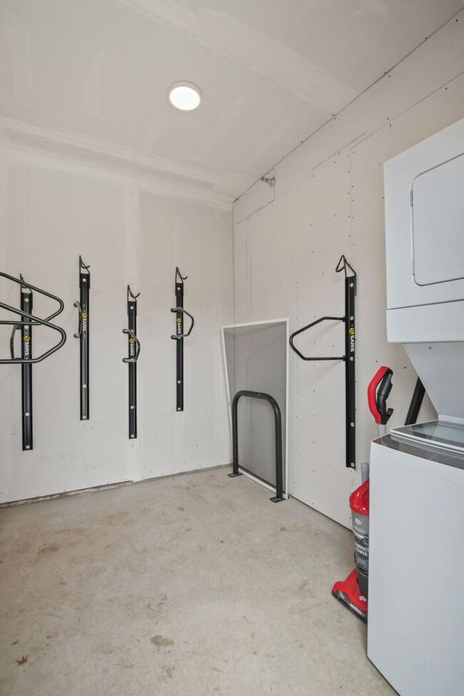 Building Photo - Sunnyside 12 Apartments Available! 1 bed, ...