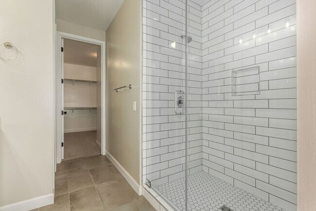 Building Photo - Rare end lot!