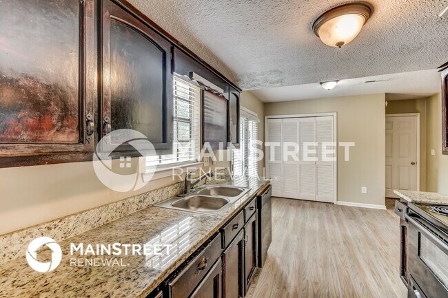 Building Photo - 904 Pine Forest Cir