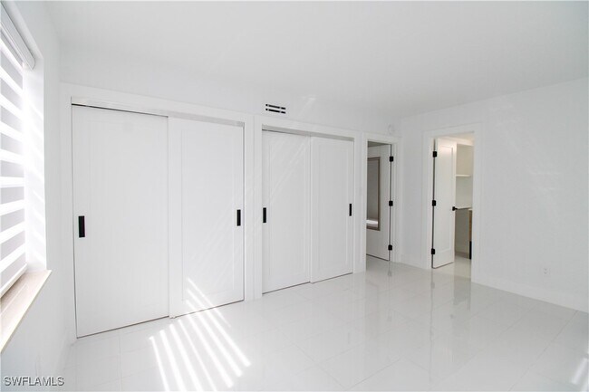 Building Photo - 980 7th Ave S