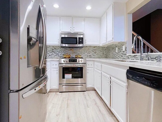 Building Photo - 2241 Vista del Mar