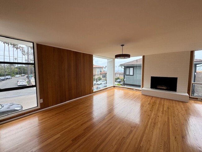 Building Photo - Charming Meets Modern – Renovated 2 Bed / ...