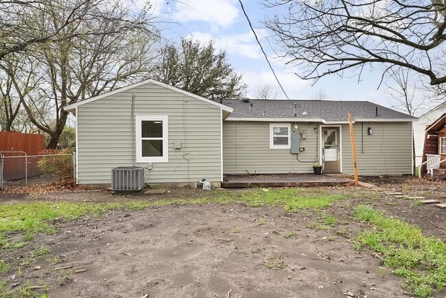 Building Photo - 2655 Larry Dr