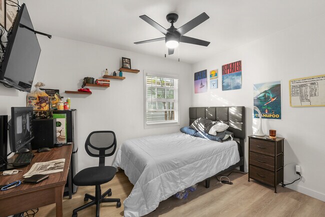 Building Photo - 6124 Pembroke Dr