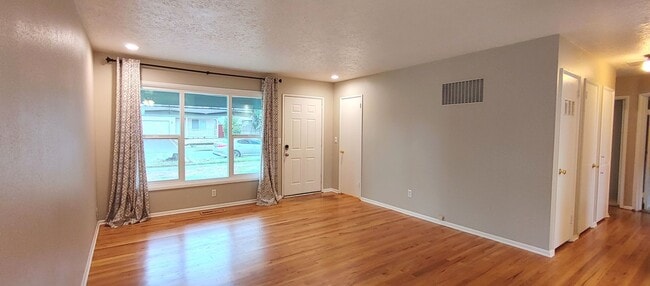 Building Photo - Darling Updated 3 Bedroom Ranch Located a Block from Glenwood City Park and Just a few Blocks fro...