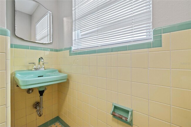 Building Photo - 917 30th Ave N