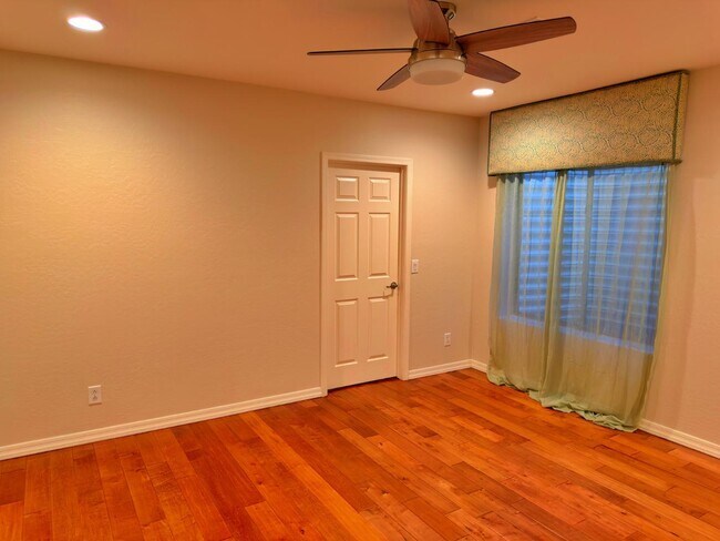 Building Photo - 737 E Charlevoix Ave