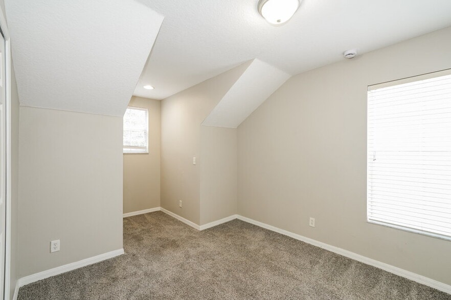 Building Photo - 16014 Loneoak View Dr