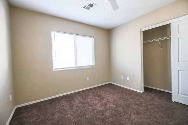 Building Photo - 3 BEDROOM HOME!