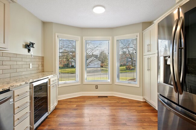 Building Photo - Pet-Friendly 3BR - 1/3.4 House in Apple Va...