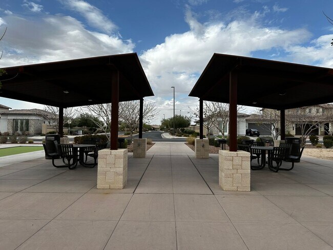 Building Photo - RECKER AND RAY MOVE IN READY 4 BEDROOM 2.5 BATHROOM HOME PERFECTLY LOCATED
