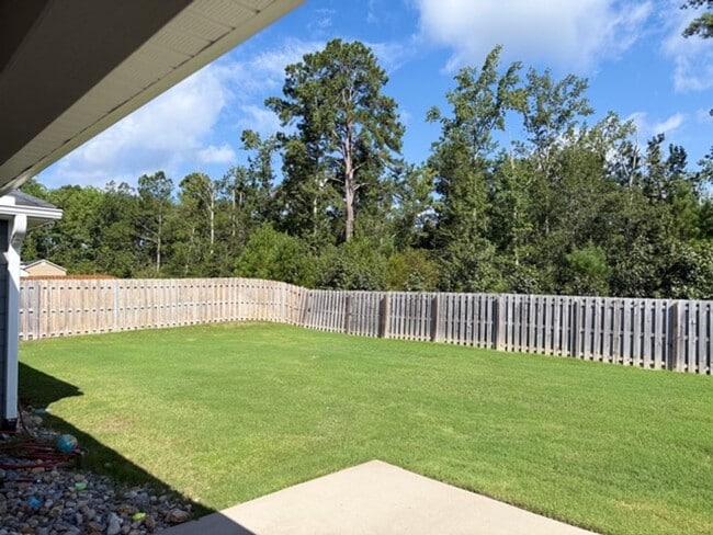 Building Photo - 4 Bedroom 3 Bathroom Ranch