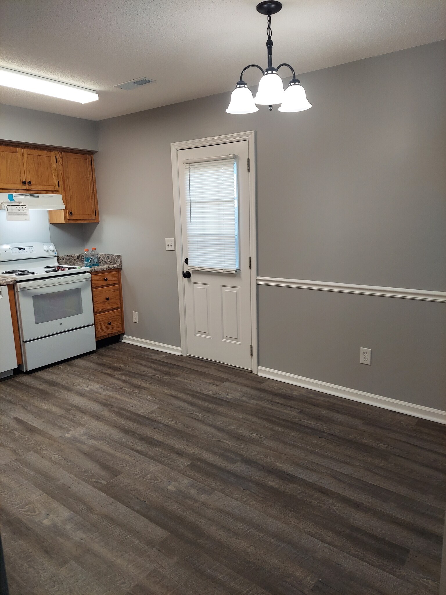 Kitchen - 115 Shearer St