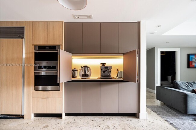 Building Photo - 2627 S Bayshore Dr