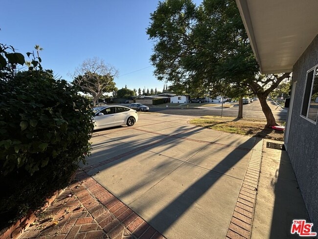 Building Photo - 10824 Paso Robles Ave