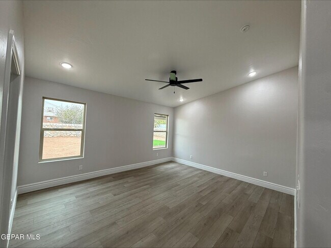 Building Photo - 2633 Dunoon Dr