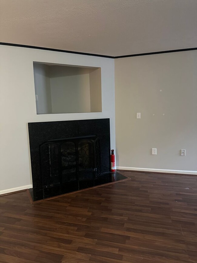 Building Photo - Beautiful Worthington Townhome!