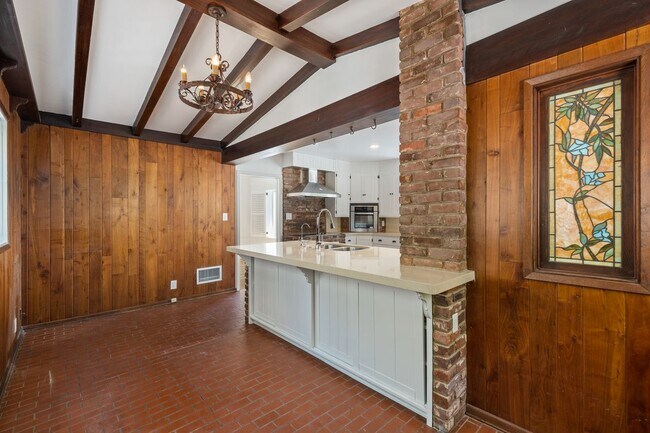 Building Photo - 1685 Sunset Plaza Dr