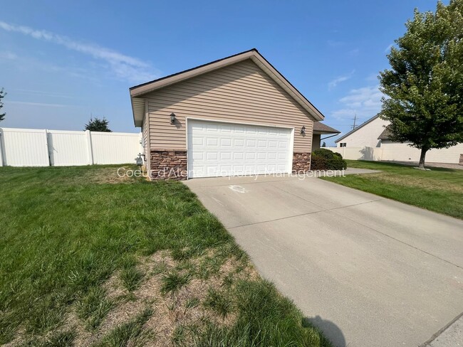 Building Photo - Well Maintained 4 bed house in The Landings
