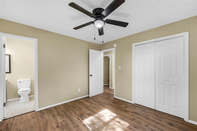 Building Photo - 703 SE Sullivan Dr