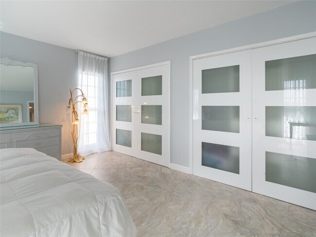 Building Photo - 2850 N Palm Aire Dr