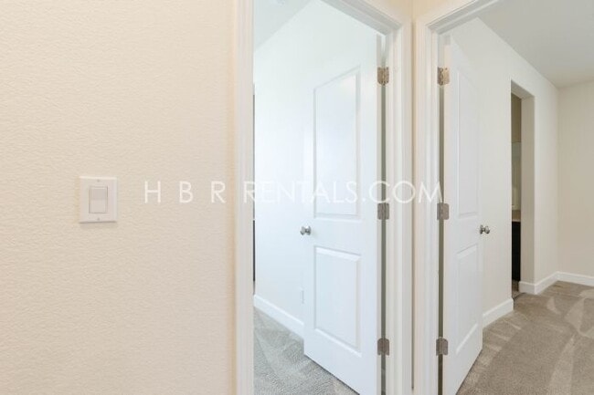 Building Photo - Spacious Elegance: 4-Bedroom with 3.5 Baths in Manteca