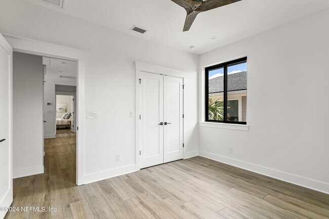 Building Photo - 207 Lora St