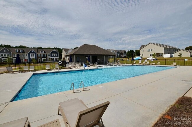 Building Photo - Almost New End Unit Townhome in desirable Chateau community