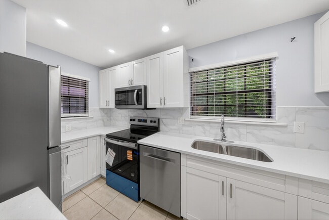 Building Photo - 5300 Treetops Dr