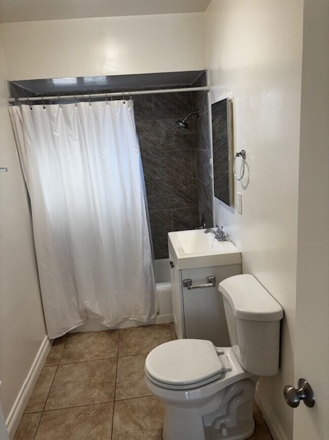 Building Photo - Spacious 1-Bedroom Apartment in Van Nuys – Second floor