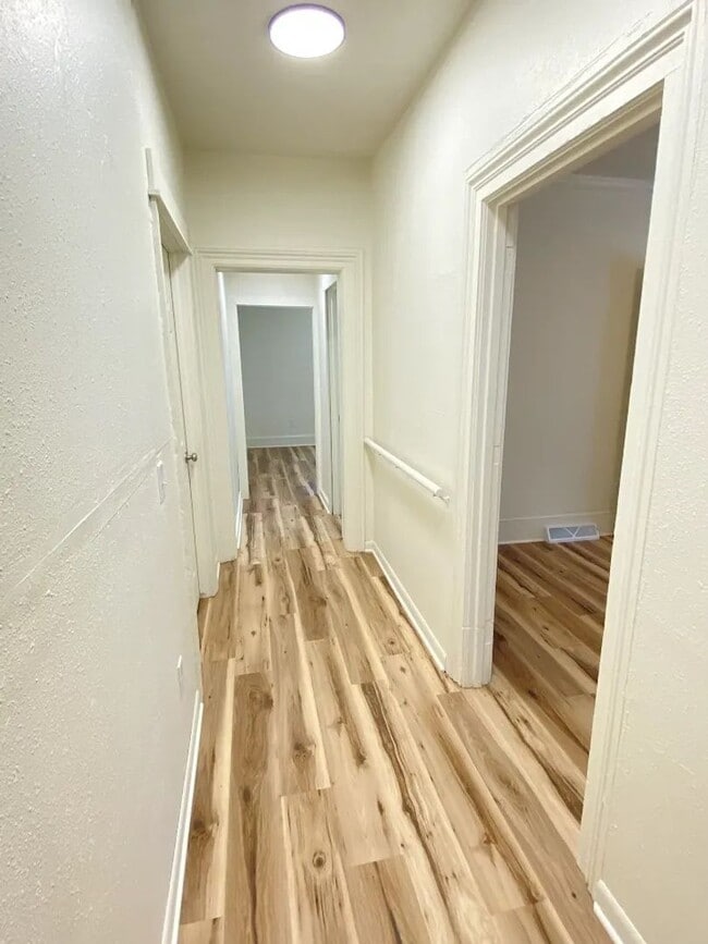 Building Photo - 304 W Irving Ave