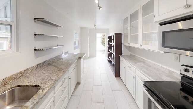 Building Photo - 6118 Pembroke Dr