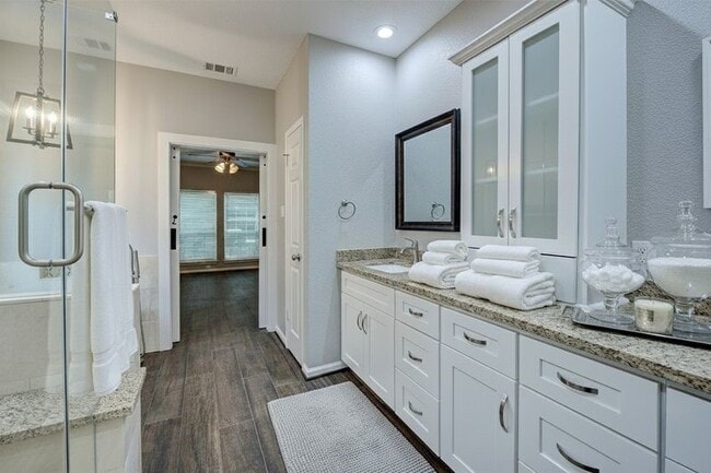 Building Photo - 3422 Mesquite Dr