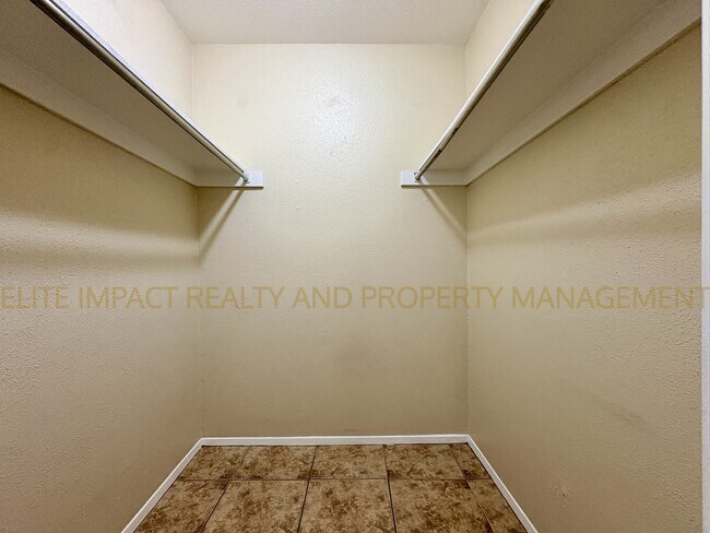 Building Photo - 1620 N Wilmot Rd