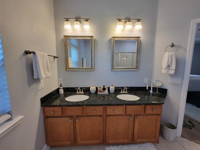 Building Photo - Fully Renovated Large 3 Bed 2.5 Bath 2 Car Garage Townhouse in Perfect Location