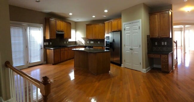 Building Photo - Fabulous home! 5 Bedrooms, 4 Bathrooms!!